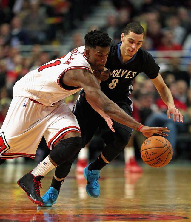 [中超]卡隆射门踢呲 费利佩门前巧妙破门.